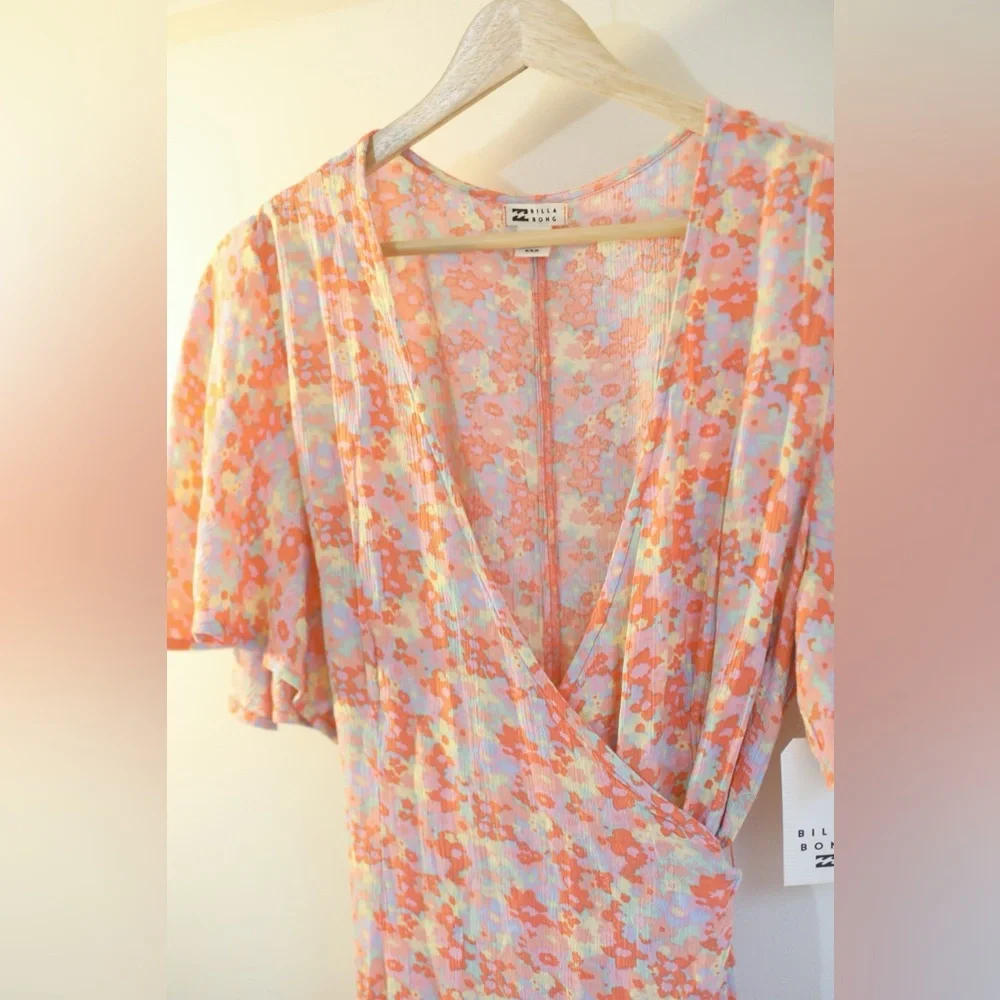 Billabong Floral Wrap Dress Multicolor V-Neck Flutter Short Sleeve Size M/10 NWT - Picture 2 of 9